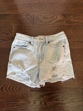 Old Navy Light Wash Distressed Denim Women’s Shorts